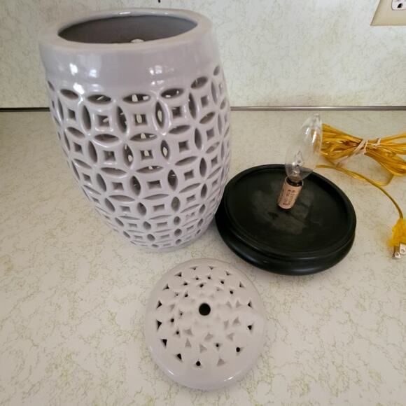 Chinoiserie Blanc de Chine pierce porcelain table lamp Black Base White Table - Picture 5 of 10